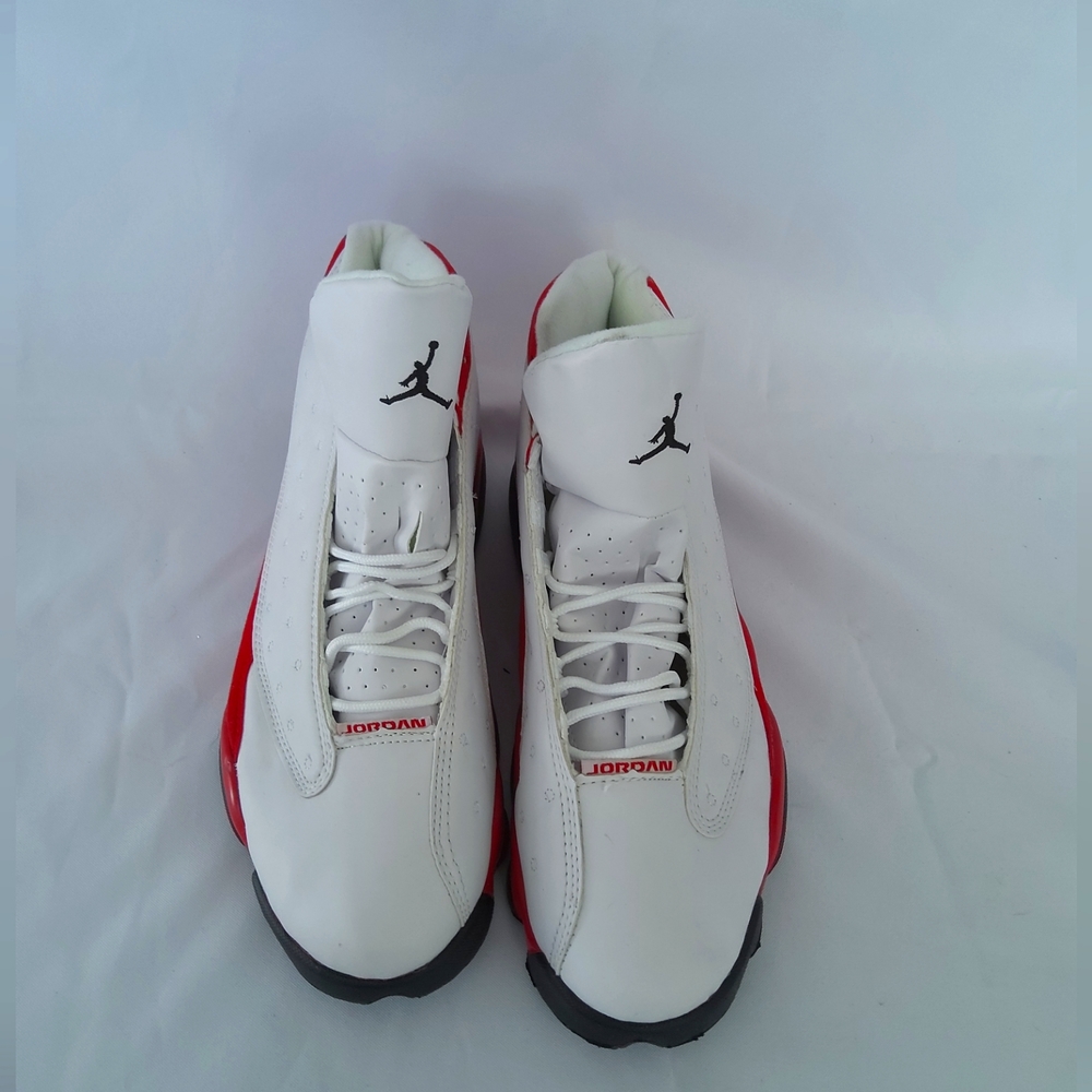 Man's basketball shoe
